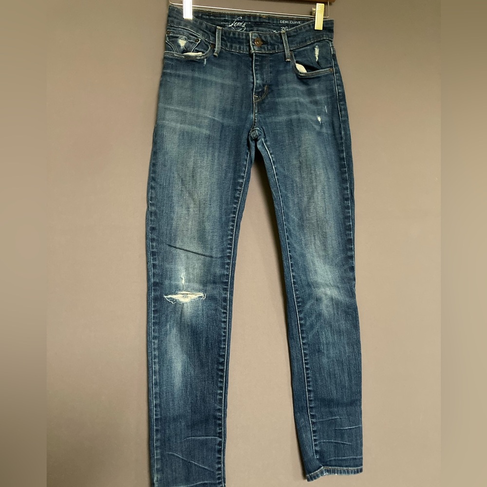 Levi’s distressed Demi Curve Skinny Jeans 26x30 Size 26 short